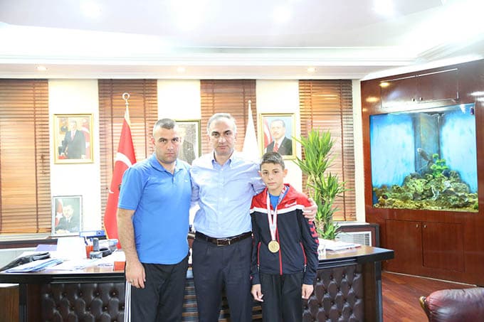 Minik güreşçiler Başkan Yılmazer'i ziyaret etti