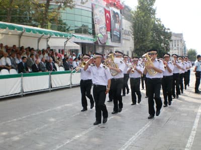 Zafer Bayramında Sakaryalılar El Ele 