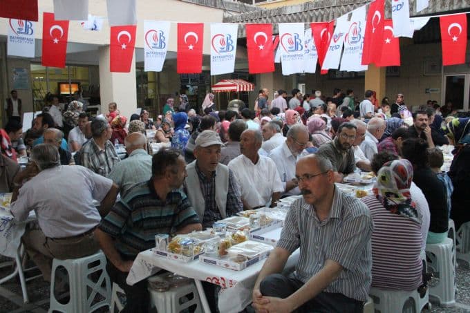 Bayrampaşa Belediyesi'nden Adapazarı'nda iftar