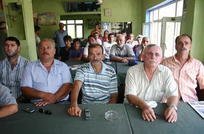 <p><font size="2"><font face="verdana,geneva">Karasu Ziraat Odası Başkanı Fikri Hordoloş, a&ccedil;ıklanan fiyatın fındığın maliyetini karşılamadığını s&ouml;yledi. A&ccedil;ıklanan taban fiyatının ge&ccedil;en yılın fıyatından aşağıda olduğunu kaydeden Hordoloş, şunları s&ouml;yledi: <font color="#cc0000">&quot;Tarım &uuml;r&uuml;nlerine verilen taban fiyatları hi&ccedil;bir zaman ge&ccedil;miş yılın altında olmamıştı. Bug&uuml;n a&ccedil;ıklanan rakam tarihin kara sayfalarına yazılacak. Bu fiyatları esefle karşılıyoruz. Ge&ccedil;en yıl verilen taban fiyatı 5.5 YTL idi. Bu yıl i&ccedil;in&nbsp;en azından 5.5 YTL civarında bir fiyat a&ccedil;ıklanmasını bekliyorduk. Vatandaşın t&uuml;m beklentisi buydu. &Uuml;retici şu anda bankalara ve t&uuml;ccarlara bor&ccedil;lu durumda. Bu a&ccedil;ıklanan fiyatlarla &uuml;retici borcunu &ouml;deyemeyecek. Bu durum mevsimlik iş&ccedil;ileri de etkileyecek. Fındığın yarı parasını iş&ccedil;ilere vermek zorundayız. Verilen fiyat fındığın maliyetini karşılayamıyor.&quot;</font></font></font></p>