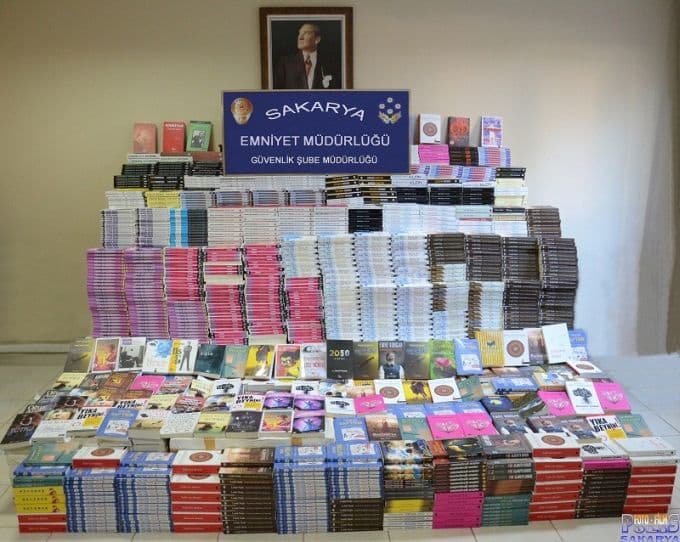Polisten korsan satıcılara baskın