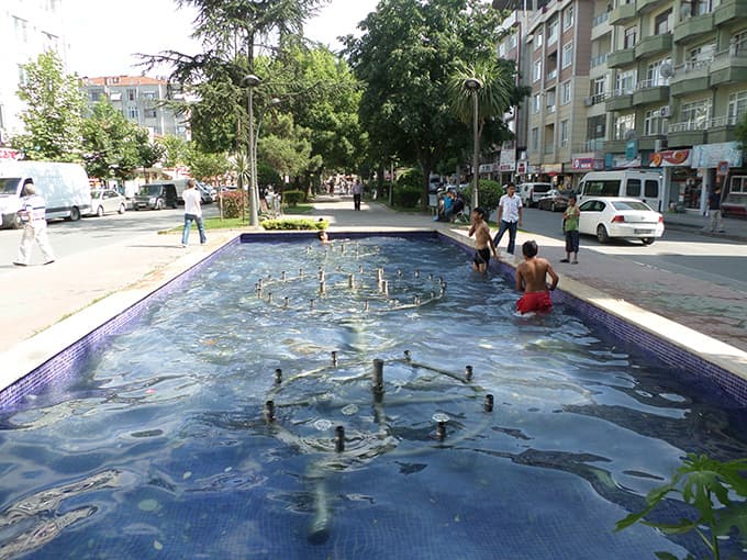 Çocuklar süs havuzunda eğleniyorlar 
