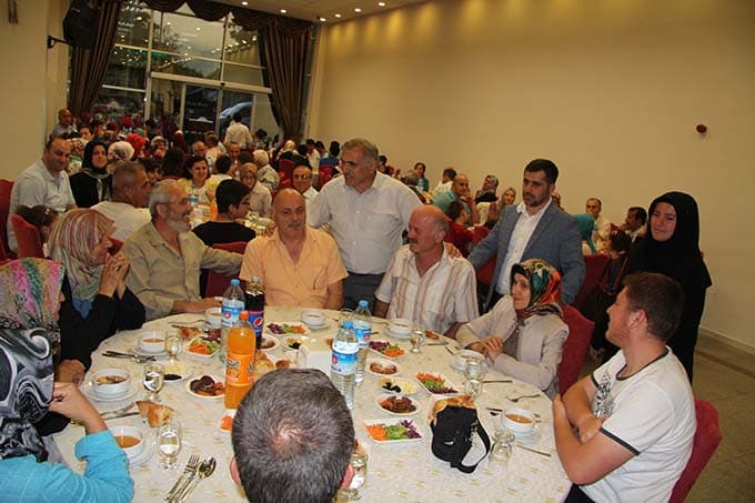 Ak Parti Hendek'te iftar verdi