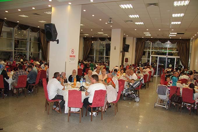 Ak Parti Hendek'te iftar verdi