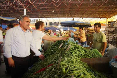 İnci Pazar Yerini Gezdi