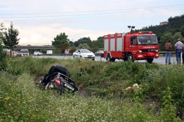 TEM'de otomobil su kanalına uçtu: 1 ölü