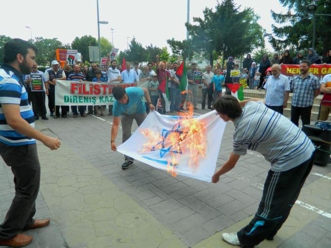 AKM önünde İsrail bayrağını yaktılar