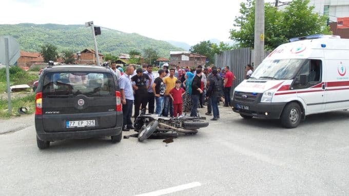 Motosiklet panelvanla çarpıştı: 2 yaralı