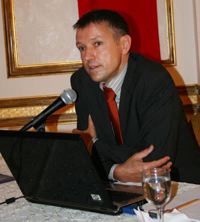 <p><font face="verdana,geneva" size="2">AB ile T&uuml;rkiye'deki yaşam standartları karşılaştırıldığında b&uuml;y&uuml;k bir farklılık g&ouml;zlediklerini kaydeden Scroder, yatırımlarda Doğu ve G&uuml;neydoğu Anadolu'ya &ouml;ncelik verilmesi gerektiğini ifade etti.<br /><br />AB'nin herhangi bir &uuml;lkesine g&ouml;re T&uuml;rkiye'deki yaşam standartlarının d&uuml;ş&uuml;k olduğunu ve b&ouml;lgesel farklılıklar g&ouml;zlediklerini bildiren Scroder, şunları s&ouml;yledi:<font color="#cc0000"> ''Burada daha &ccedil;ok belediyelerin uygulaması gereken 70 milyon avroluk destek s&ouml;z konusu.&nbsp;Katı atık, i&ccedil;me suyu ve atık su destek miktarı en y&uuml;ksek olan hususlar. Bu destek sadece Doğudaki iller i&ccedil;in değil, t&uuml;m belediyeler i&ccedil;in s&ouml;z konusudur. 2020 yılı itibariyle T&uuml;rkiye'deki nakliye ağını destekleyecek bir projenin geliştirilmesi d&uuml;ş&uuml;n&uuml;l&uuml;yor. Gelecek yıllarda trafiğin nasıl gelişim g&ouml;stereceği &uuml;zerinde &ccedil;alışmalarımız var. Limanlar, demir yolları ve kara yollarının birbirleriyle bağlantılı olması gerekiyor. Filyos ve Karasu'nun nakliye a&ccedil;ısından ileride daha &ccedil;ok &ouml;nem kazanması bekleniyor. Kara yolları T&uuml;rkiye'de gelişim g&ouml;sterdiği i&ccedil;in destekler daha &ccedil;ok demir yolları ve limanlar &uuml;zerindeki projelere yoğunlaşıyor.''</font></font></p>