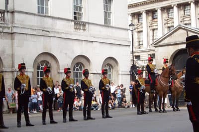 <p align="center"><strong><font face="verdana,geneva" size="2">Buckingham Sarayı - Askerlerin N&ouml;bet Değişimi</font></strong></p>