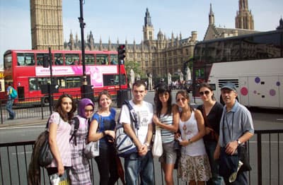 <p align="center"><strong><font face="verdana,geneva" size="2">Big Ben (Saat Kulesi) - The Houses of Parliament (Parlemento Binası) &Ouml;n&uuml;nde</font></strong></p>