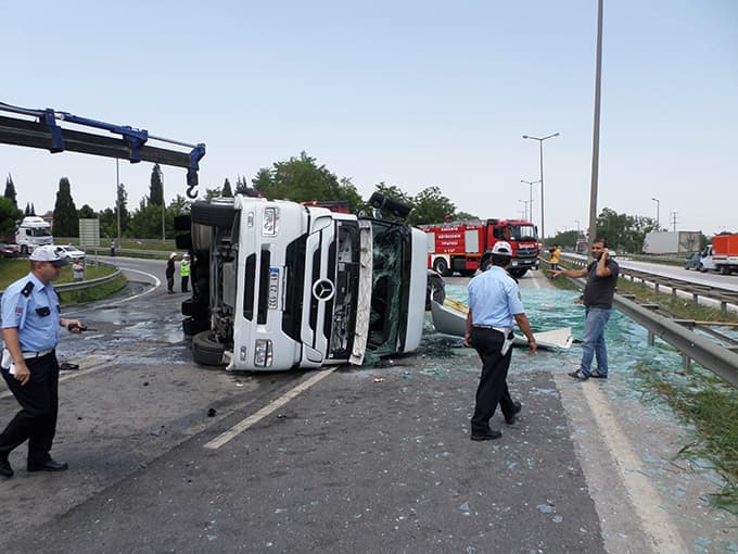 Cam yüklü tır devrildi, trafik felç oldu