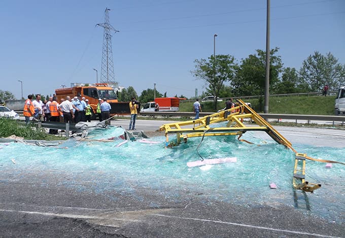 Cam yüklü tır devrildi, trafik felç oldu