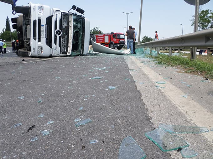 Cam yüklü tır devrildi, trafik felç oldu