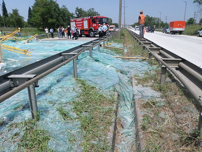 Cam yüklü tır devrildi, trafik felç oldu