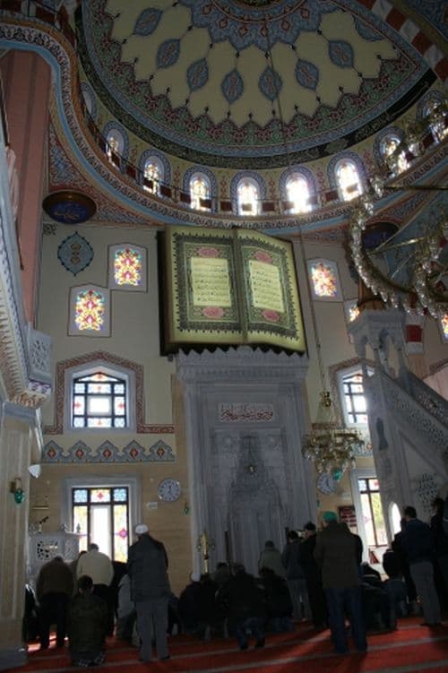 17 Ağustos Camii'ne ilgi büyük!