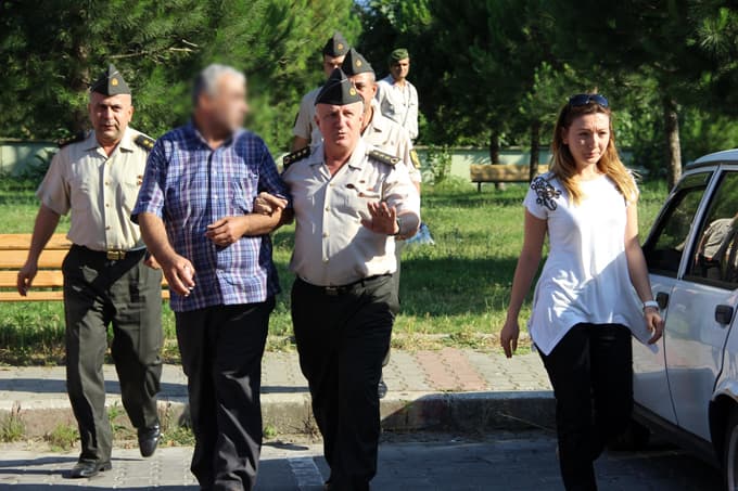 Hastane bahçesinde karısını silahla rehin aldı