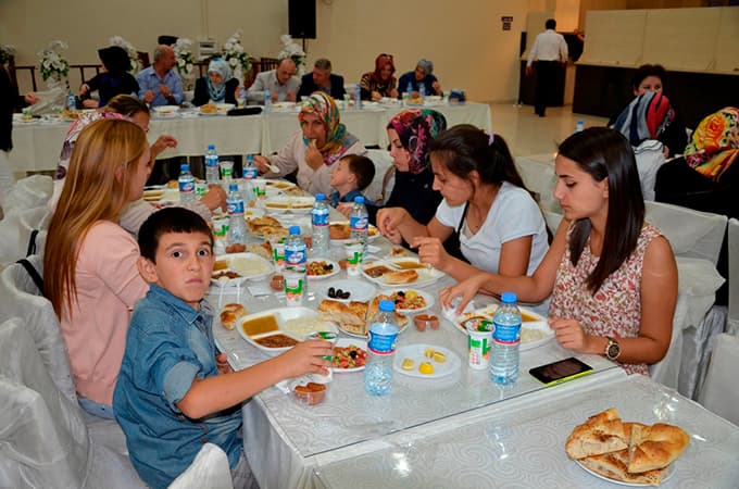 Ak Parti Erenler Kadın Kolları iftar yemeğinde buluştu