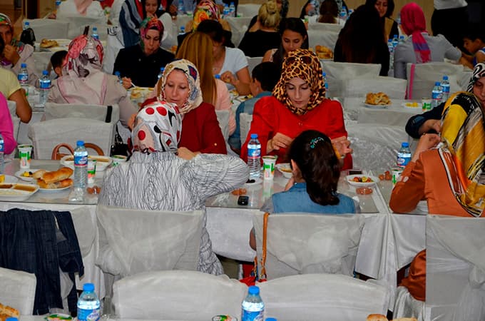 Ak Parti Erenler Kadın Kolları iftar yemeğinde buluştu