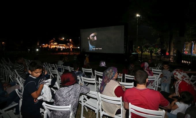 Açık havada sinema keyfi devam ediyor