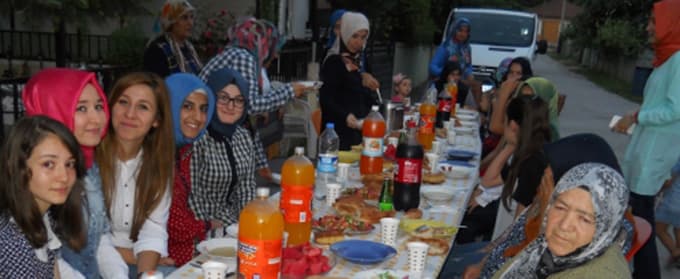 Mahalleli sokak iftarı yaptı