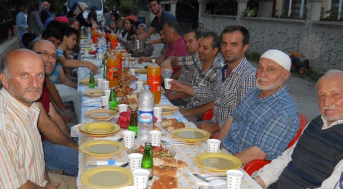 Mahalleli sokak iftarı yaptı