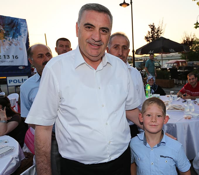 Büyükşehir'in 6. iftarı Arifiye'deydi