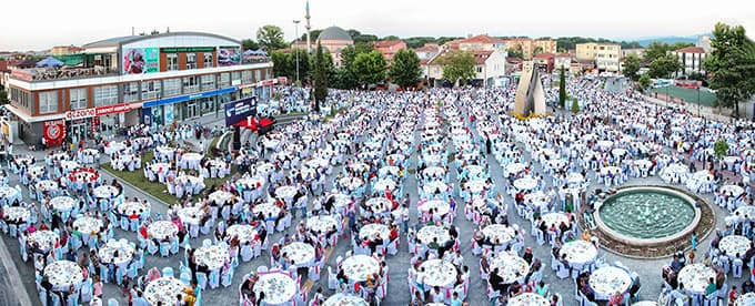 Büyükşehir'in 6. iftarı Arifiye'deydi