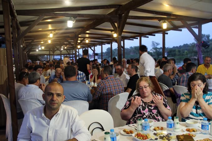 Ekşioğlu ailesi iftarda buluştu