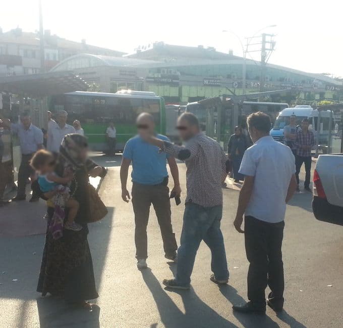 Eşini sokak ortasında dövmeye kalktı