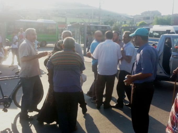 Eşini sokak ortasında dövmeye kalktı