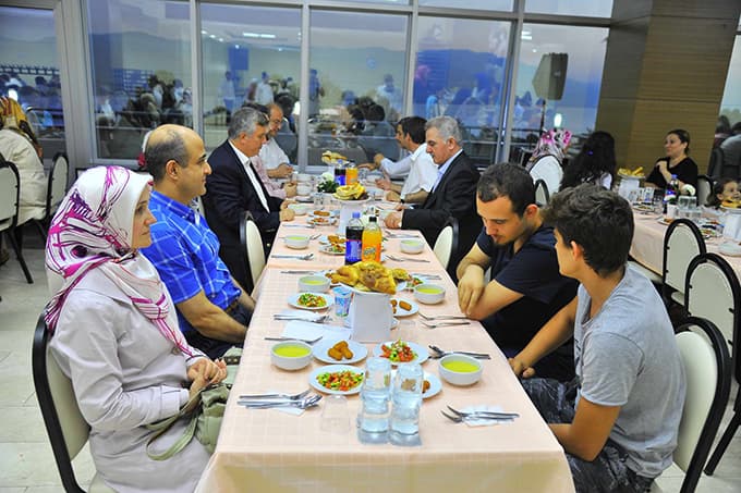SAÜ Personeli iftarda bir araya geldi