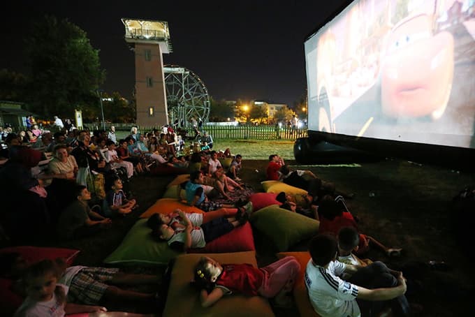 Miniklerin açık havada sinema keyfi