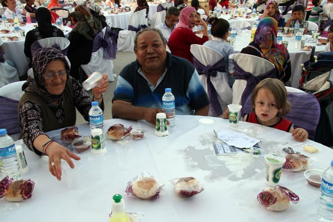 Adapazarı Belediyesi ilk iftarını Korucuk'ta verdi