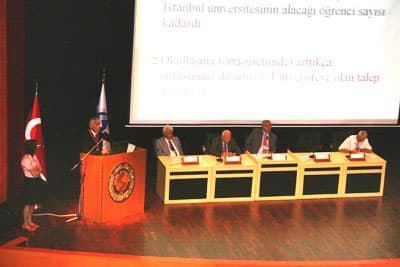 <font face="verdana,geneva" size="2">Kongre D&uuml;zenleme Kurulu Başkanı Eğitim Fak&uuml;ltesi Dekanı Prof. Dr. Vahdettin Sevin&ccedil; ise konuşmasında, kongrede; Eğitimde Planlama, Eğitim Ekonomisi, Eğitim Y&ouml;netimi, Eğitim &Ouml;ğretim Kurumlarında Rehberlik ve Psikolojik Danışma Hizmetleri, Eğitim ve &Ouml;ğretimde Ders İ&ccedil;erikleri ve Yaşam Bağlantıları, Kalkınmaya Y&ouml;nelik İnsan G&uuml;c&uuml; Yetiştirme, &Ouml;ğrenme ve &Ouml;ğretme Ortamları, &Ouml;ğrenme ve &Ouml;ğretmede Yeni Y&ouml;ntem Teknik ve Stratejiler, &Ouml;l&ccedil;me ve Değerlendirme, &Ouml;ğretmen Yetiştirme ve Sorunları &Ouml;zel &Ouml;ğretim, T&uuml;rk Eğitim Tarihi Karşılaştırmalı Eğitim Sistemleri gibi konuların ele alınıp tartışılacağını kaydetti.<br /><br />A&ccedil;ılış konuşmalarının ardından kongrenin ilk etkinliği olan <font color="#cc0000">&ldquo;Cumhuriyetin 85.Yılında Y&uuml;ksek&ouml;ğretim ve Sorunları&rdquo;</font> konulu panele ge&ccedil;ildi. Oturum Başkanlığını SA&Uuml; Eğitim Fak&uuml;ltesi Eğitim Bilimleri B&ouml;l&uuml;m Başkanı Prof. Dr. Ersin Altıntaş'ın yaptığı panele, Prof. Dr. Ali G&uuml;ler, Prof. Dr. Battal Aslan, Prof. Dr. Adil T&uuml;rkoğlu ve Prof. Dr. &Ouml;zcan Demirel konuşmacı olarak katıldı. <font color="#cc0000">1-3 Eyl&uuml;l 2008 tarihleri arasında 3 g&uuml;n s&uuml;re ile devam edecek olan kongrede 488 katılımcı, 250 bildiri ve 3 panelin yer alacağı kaydedildi.</font></font>