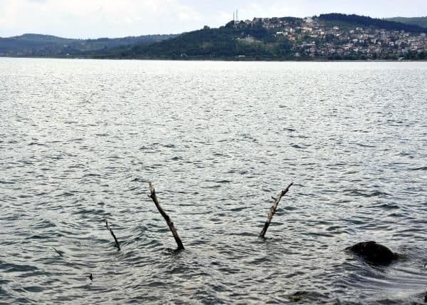 Sapanca'da su çekildi, deprem kalıntıları ortaya çıktı