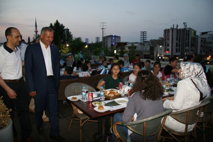 Başkan Dişli, kimsesiz çocuklarla iftar yaptı