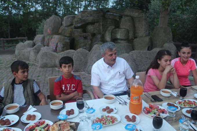 Ferizli Belediyesi yetim çocuklara iftar verdi