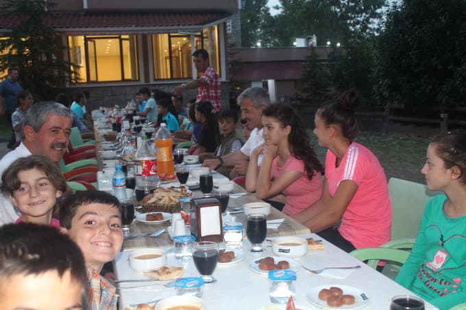 Ferizli Belediyesi yetim çocuklara iftar verdi