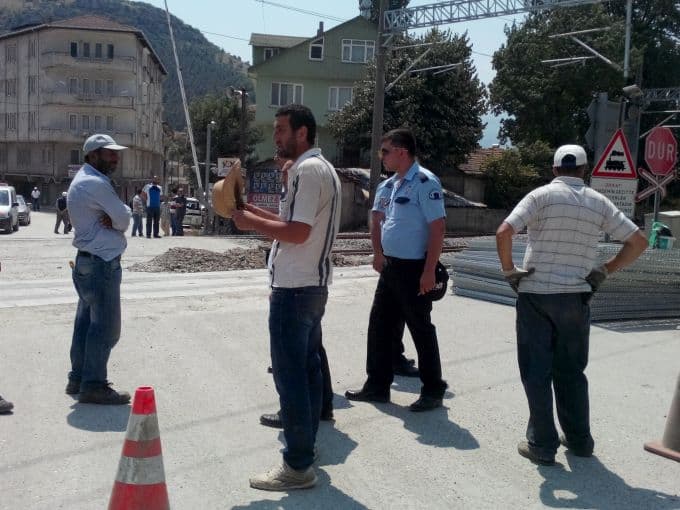 Hemzemin geçidin kapanmasına vatandaşlardan tepki
