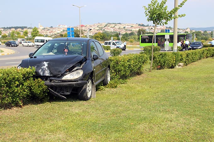 Camili kavşağında kaza: 3 Yaralı