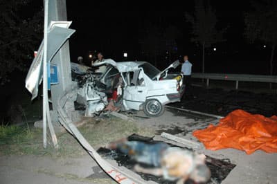 Önce Köpeğe Sonra Bariyerlere Çarptı: 2 Ölü 2 Yaralı