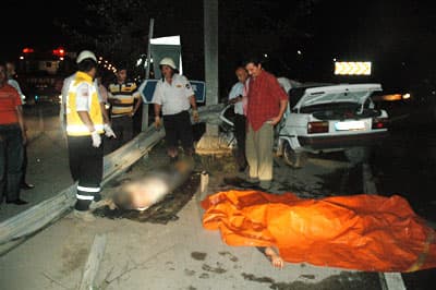 Önce Köpeğe Sonra Bariyerlere Çarptı: 2 Ölü 2 Yaralı
