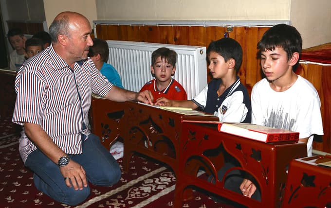 Tarihi Rüstem Paşa Camii Ramazan'da ilgi odağı