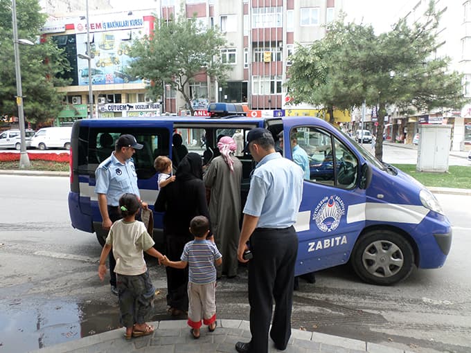 Büyükşehir Zabıta dilencilere geçit vermiyor