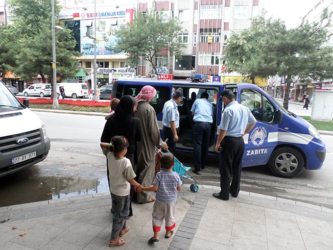 Büyükşehir Zabıta dilencilere geçit vermiyor