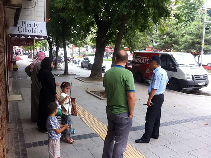 Büyükşehir Zabıta dilencilere geçit vermiyor
