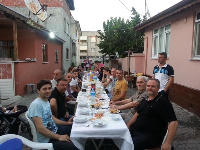 Ramazanın güzelliğini sokak iftarları ile yaşıyorlar
