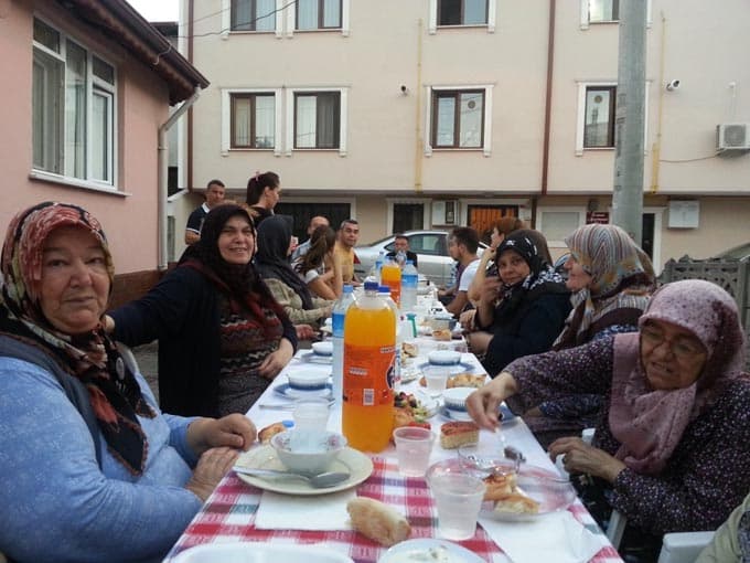 Ramazanın güzelliğini sokak iftarları ile yaşıyorlar