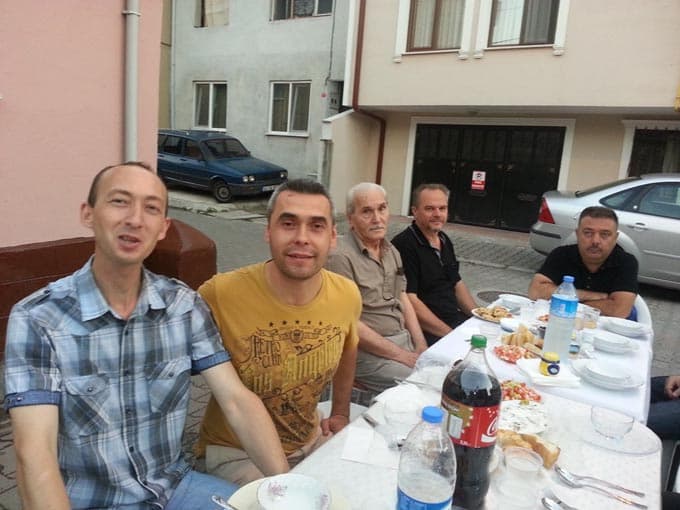Ramazanın güzelliğini sokak iftarları ile yaşıyorlar